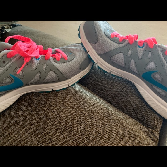 Nike Revolution 2 women’s running sneaker size 9 - Picture 6 of 7